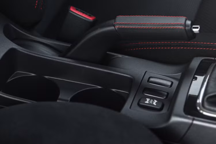 Bên cạnh đó là hệ thống chống bó cứng phanh ABS, phân bổ lực phanh điện tử EBD, giám sát áp suất lốp, ngăn khởi động máy và hệ thống báo động chống trộm...