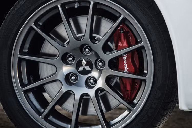Ngoài ra, Mitsubishi Lancer Evolution Final Edition còn được trang bị phanh đĩa trước 2 piston của Brembo, hệ thống treo là sự kết hợp của lò xo Eibach và giảm chấn Bilstein.