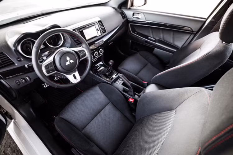 Nội thất của xe nổi bật với các đường chỉ khâu màu đỏ đi kèm cụm điều khiển trung tâm màu đen bóng gắn biển đánh số từ 1-1600 cực kỳ độc đáo.