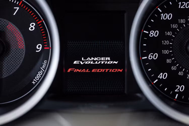 Dòng chữ “Final Edition” trên màn hình trong cụm đồng, hồ biểu hiện cho phiên bản cuối cùng của phiên bản "khai tử" Mitsubishi Lancer Evolution Final Edition.