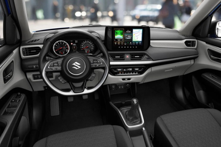 Bên trong xe, Suzuki Swift được trang bị ghế bọc nỉ, vô lăng 3 chấu tích hợp phím chức năng, bảng đồng hồ analog với màn hình đa thông tin 4,2 inch, màn hình cảm ứng trung tâm 9 inch, điều hòa tự động 1 vùng, màn hình hiển thị thông tin kính lái HUD, phanh tay điện tử, tự động giữ phanh tạm thời và cổng USB.