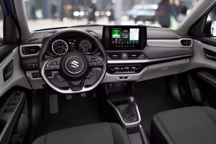 Bên trong xe, Suzuki Swift được trang bị ghế bọc nỉ, vô lăng 3 chấu tích hợp phím chức năng, bảng đồng hồ analog với màn hình đa thông tin 4,2 inch, màn hình cảm ứng trung tâm 9 inch, điều hòa tự động 1 vùng, màn hình hiển thị thông tin kính lái HUD, phanh tay điện tử, tự động giữ phanh tạm thời và cổng USB.