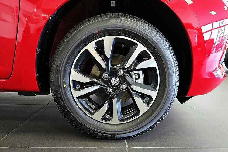 Suzuki Swift thế hệ thứ 4 đã chính thức ra mắt thị trường Nhật Bản vào tháng 12/2023. Ở thế hệ mới, xe chỉ thay đổi nhẹ về mặt kích thước với chiều dài x rộng x cao lần lượt là 3.860 x 1.695 x 1.500 mm và chiều dài cơ sở 2.450 mm. So với thế hệ cũ, mẫu xe hatchback hạng B này dài hơn 15 mm, hẹp hơn 40 mm và cao hơn 30 mm trong khi chiều dài cơ sở giữ nguyên. 