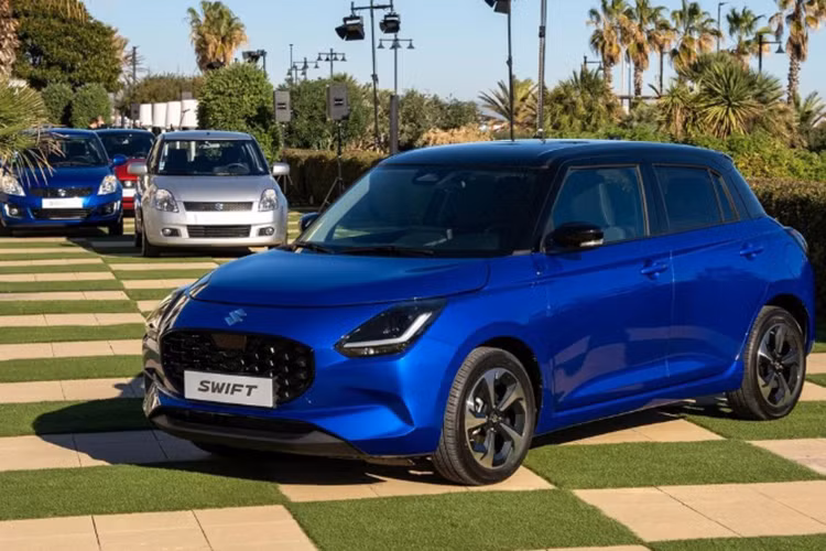 Nằm bên dưới nắp ca-pô của mẫu xe này ở thị trường Nhật Bản là 2 tùy chọn động cơ. Đầu tiên là động cơ xăng 3 xi-lanh, hút khí tự nhiên, dung tích 1.2L, tạo ra công suất tối đa 82 mã lực và mô-men xoắn cực đại 108 Nm. Động cơ kết hợp với hộp số biến thiên vô cấp CVT.