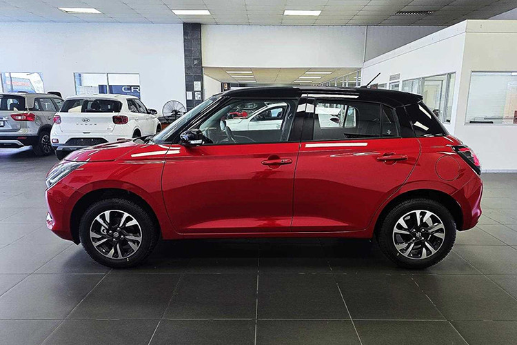 Theo thông tin từ đại lý, Suzuki Swift 2025 về Việt Nam sẽ được nhập khẩu nguyên chiếc từ Nhật Bản thay vì Thái Lan như trước. Nguyên nhân là bởi hãng Suzuki sẽ đóng cửa nhà máy lắp ráp ôtô ở Thái Lan từ cuối năm nay. Như vậy, sau Jimny, Swift là mẫu xe Suzuki thứ hai được nhập khẩu nguyên chiếc từ Nhật Bản về Việt Nam.