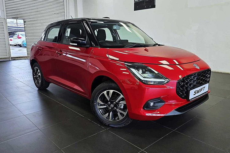 Tương tự kích thước, thiết kế ngoại thất của xe cũng chỉ được điều chỉnh nhẹ. Hãng Suzuki đã bổ sung lưới tản nhiệt, cụm đèn pha LED tích dải đèn LED định vị ban ngày hình chữ "L", cản trước/sau, vành 16 inch và đèn hậu mới cho xe. Ngoài ra, tay nắm cửa sau cũng đã được chuyển từ cột C xuống cửa.