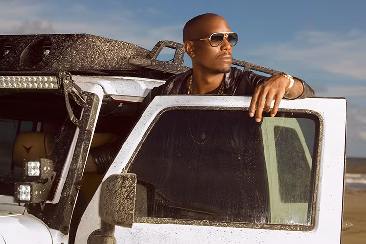 Tyrese Gibson - diễn viên nổi tiếng với vai "vua nổ" Roman Pearce trong loạt phim "bom tấn" Fast &amp; Furious là một người đam mê xe hơi cũng như siêu xe sang. Hiện anh đang sở hữu nhiều siêu xe đắt giá như Rolls-Royce Wraith, Maserati GranTurismo, Bentley Continental GT đời 2010, Mercedes Sprinter độ siêu sang cùng hàng loạt "xe cỏ" như 2007 Ford Excursion, 2010 Range Rover, Jeep Wrangler độ...