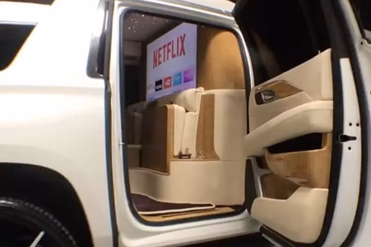 Một chiếc SUV hạng sang Cadillac Escalade Sky Captain Piano Edition có giá lên đến 395.000 USD tại thị trường Mỹ, tương đương 8,86 tỷ đồng. Trong khi đó, Cadillac Escalade 2016 tiêu chuẩn chỉ có giá khởi điểm 72.965 USD, tương đương 1,63 tỷ đồng.