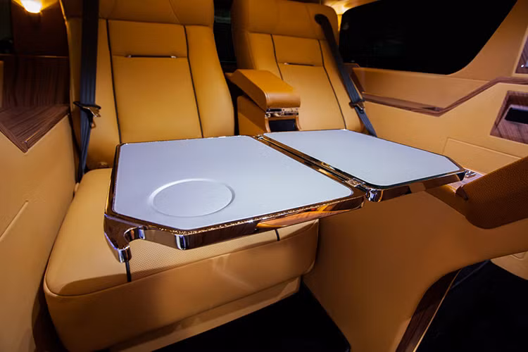 Bên trong chiếc Cadillac Escalade của ngôi sao Tyrese Gibson còn có máy tính Apple Mac Mini hoặc iPad Air và TV Samsung màn hình cong lớn để họp qua video cũng như giải trí. Ngoài ra, các chi tiết nội thất đều được thiết kế với tông màu vàng đầy sang chảnh.