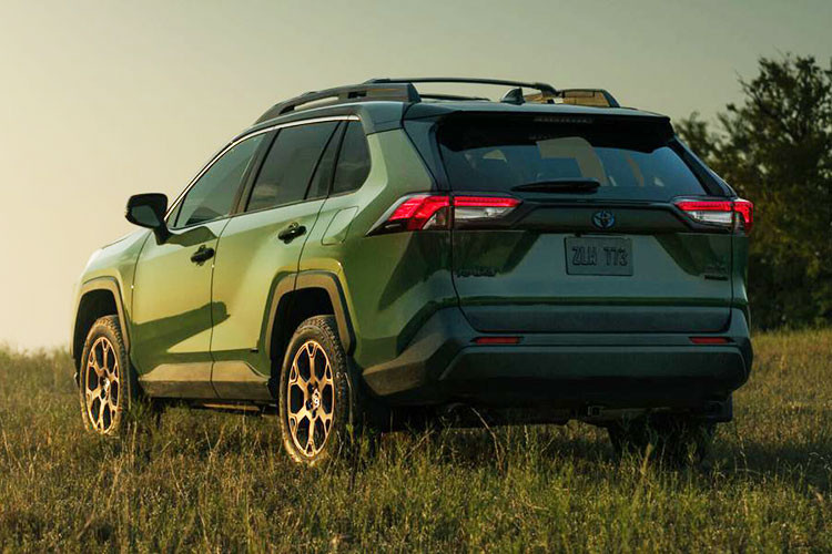 Cho dù người dùng chọn màu sơn ngoại thất nào thì Woodland Edition cũng sẽ được cung cấp mâm xe hợp kim TRD 18 inch, sáu chấu màu đồng được bọc trong lốp Falken Wildpeak A/T. Xe cũng có hệ thống treo TRD được tinh chỉnh để tăng cường khả năng kiểm soát thân xe.