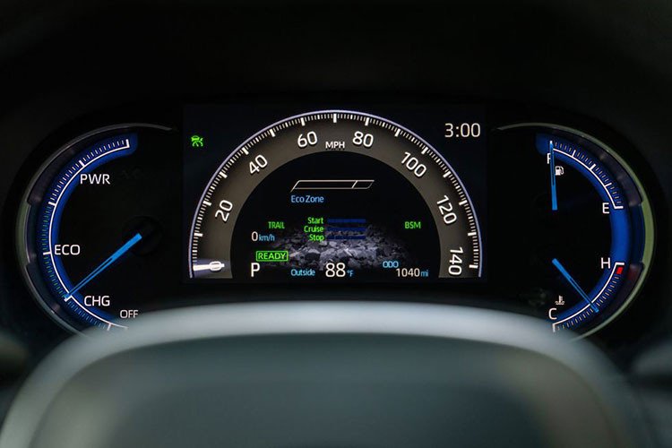 Bên trong cabin, Toyota RAV4 2024 nâng cấp mới sẽ được trang bị màn hình cảm ứng 7, 10,5 hoặc 12,3 inch, đi kèm với tính năng trợ lý giọng nói, điều hướng dựa trên đám mây…