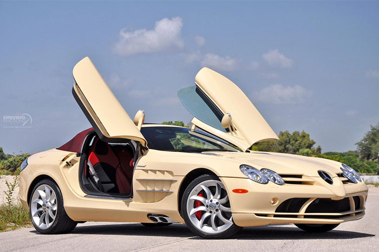 Nếu so sánh Mercedes SLR Roadster với chiếc siêu xe Lamborghini Murcielago LP640 có vận tốc tối đa là 339 km/h và tăng tốc từ 0 đến 100 km/h trong vòng 3,4 giây thì SLR roadster tỏ ra không hề kém cạnh.