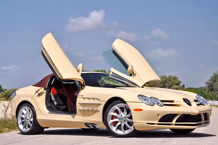 Nếu so sánh Mercedes SLR Roadster với chiếc siêu xe Lamborghini Murcielago LP640 có vận tốc tối đa là 339 km/h và tăng tốc từ 0 đến 100 km/h trong vòng 3,4 giây thì SLR roadster tỏ ra không hề kém cạnh.