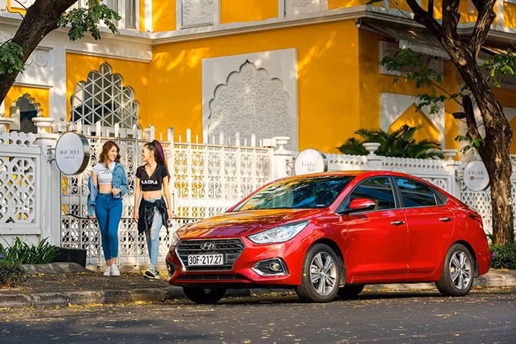 Đây là tháng thứ 3 liên tiếp Hyundai Accent vượt qua đối thủ sừng sỏ Toyota Vios để có thứ hạng cao trên bảng xếp hạng Top 10 ôtô bán chạy nhất, đồng thời cũng trở thành mẫu xe bán chạy nhất phân khúc hạng B với doanh số 2.094 xe bán ra. Cộng dồn 3 tháng đầu năm, doanh số Accent cũng cao nhất phân khúc khi có 4.808 xe được giao đến tay khác hàng.