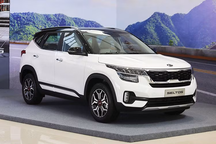 Kia Seltos đang trên đà gặt hái thành công tại thị trường Việt Nam. Kể từ khi mở bán vào cuối quý II/2020, mẫu xe này liên tục rơi vào tình trạng khan hàng. Kết thúc tháng 3, doanh số bán của mẫu xe này đạt 1.602 xe và đứng ở vị trí thứ 4 trong Top 10.