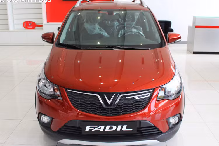 So với tháng trước VinFast Fadil bất ngờ tụt 5 hạng và đứng ở vị trí thứ 6 trong bảng xếp hạng với doanh số 1.312 xe bán ra thị trường, và tiếp tục trở thành mẫu xe bán chạy nhất phân khúc hạng A. Hiện tại, VinFast vẫn đang đẩy mạnh sản xuất để đáp ứng tốt nhất nhu cầu của đông đảo khách hàng trên cả nước.