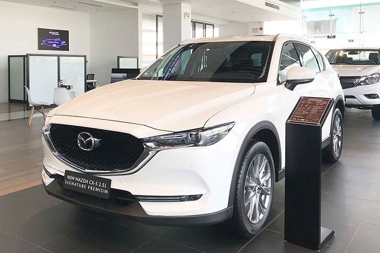 Mazda CX-5 đứng ở vị trí thứ 10 với doanh số 1.002 xe được bán ra. Mặc dù không có doanh số bán ra mạnh ở top đầu, tuy nhiên Mazda CX-5 vẫn luôn nằm trong top xe bán chạy nhất Việt Nam qua nhiều tháng.