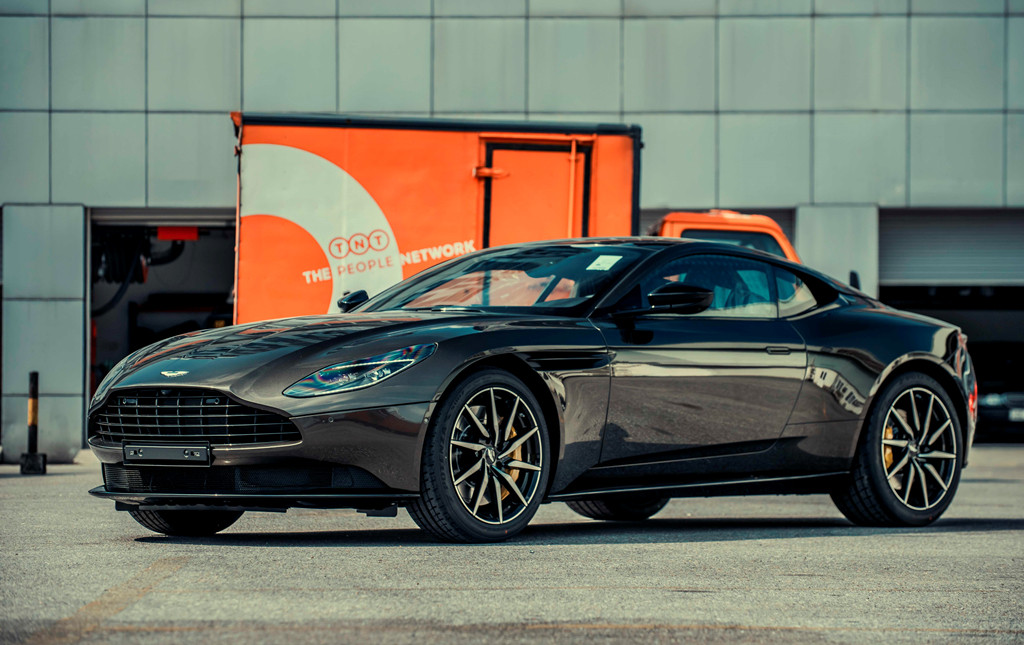 Aston Martin Việt Nam cho biết vừa thông quan thành công chiếc DB11 Kopi Bronze tại Hà Nội. Đây là chiếc siêu xe Aston Martin DB11 duy nhất tại Việt Nam sở hữu màu vàng đồng Kopi Bronze được lấy cảm hứng từ màu cà phê nguyên chất. Ngay sau khi thông quan, chiếc xe này đã được một khách hàng đặt mua và đang chuẩn bị bàn giao đến chủ nhân.