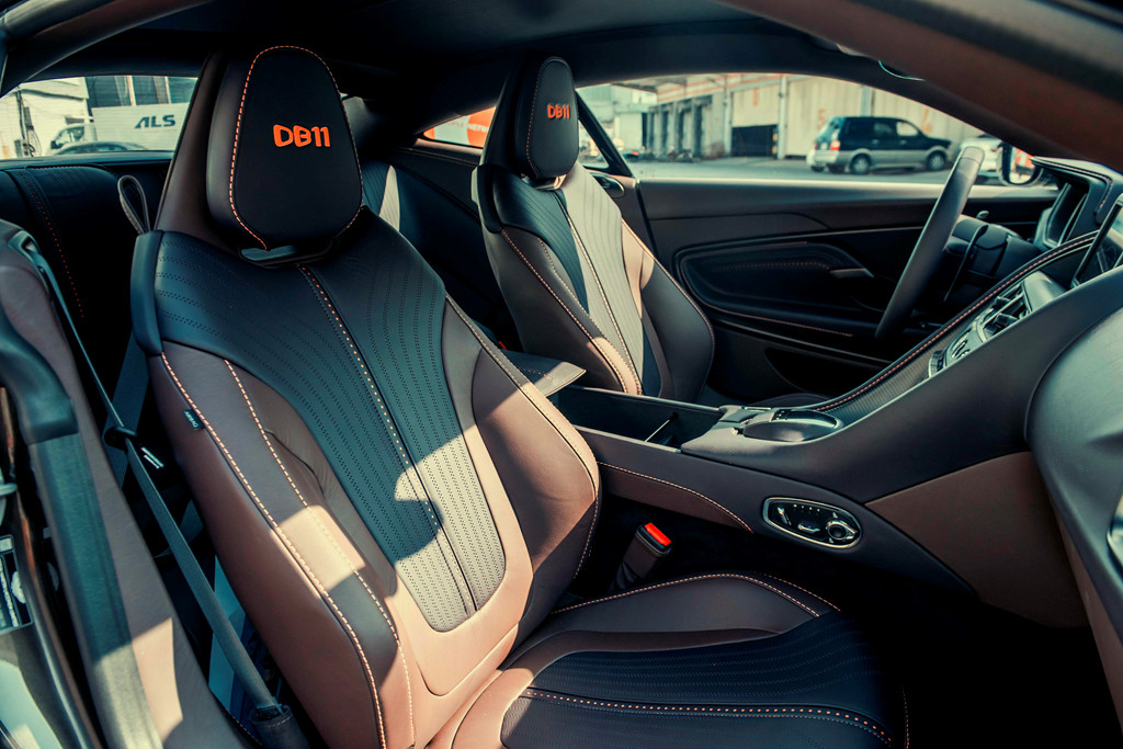 Bên trong xe là không gian nội thất thể thao thiên về sang trọng, đây là điểm khác biệt của hãng xe Anh quốc so với những siêu xe thể thao khác. Nội thất của DB11 V8 Kopi Bronze được làm thủ công phối cùng vật liệu gỗ cao cấp.