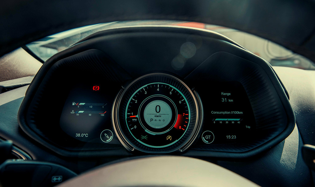 DB11 có cụm đồng hồ là màn hình TFT LCD 12 inch với đầy đủ màu sắc, trong khi màn hình 8 inch thứ hai được đặt ở vị trí trung tâm.