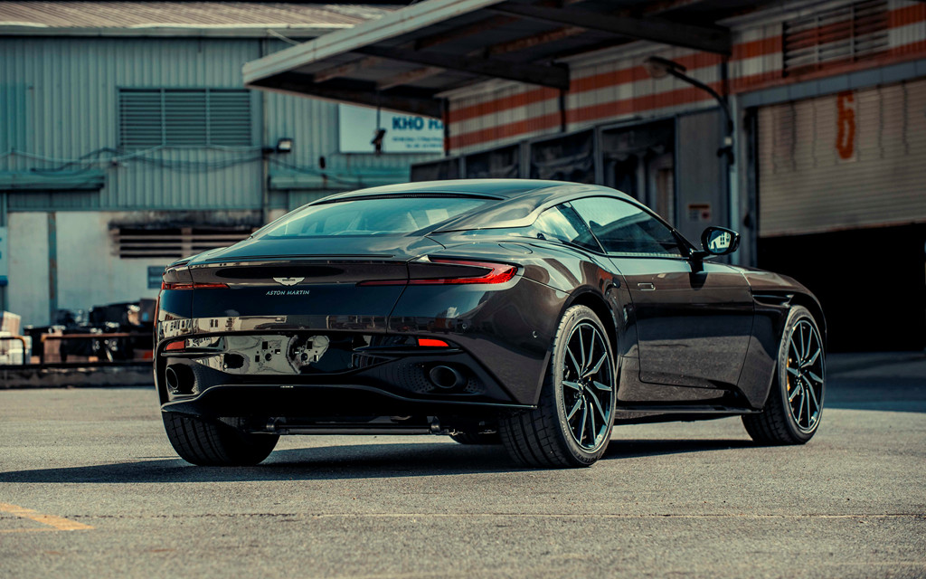 Phiên bản Aston Martin DB11 về Việt Nam lần này sử dụng động cơ V8 được phát triển bởi Mercedes-AMG. Ngoài phiên bản V8, DB11 còn có thêm phiên bản cao cấp hơn sử dụng động cơ V12.