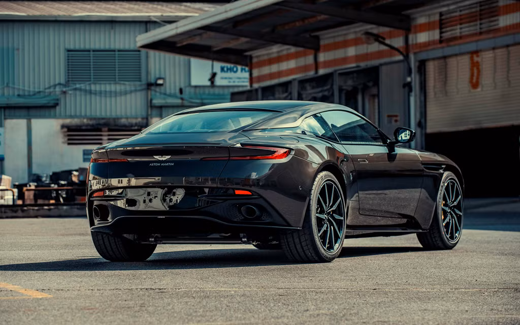 Phiên bản Aston Martin DB11 về Việt Nam lần này sử dụng động cơ V8 được phát triển bởi Mercedes-AMG. Ngoài phiên bản V8, DB11 còn có thêm phiên bản cao cấp hơn sử dụng động cơ V12.