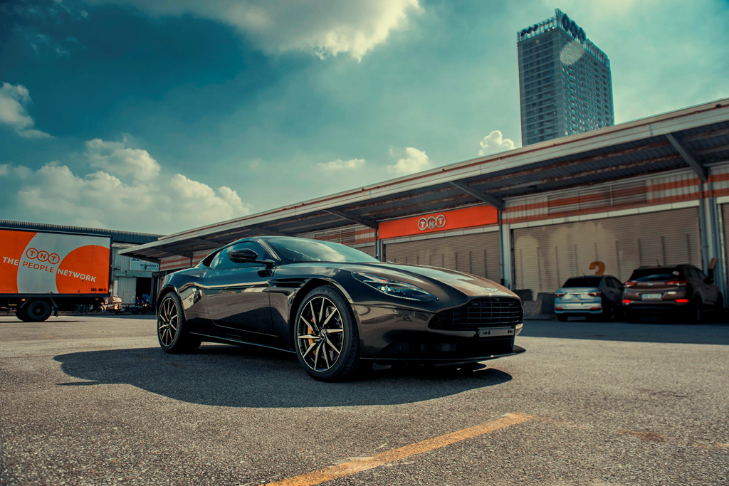 Số tiền mà khách hàng cần bỏ ra để sở hữu Aston Martin DB11 phiên bản Kopi Bronze không được công bố. Hiện tại chiếc DB 11 bản tiêu chuẩn đang được Aston Martin Việt Nam bán với giá 15,686 tỷ đồng.