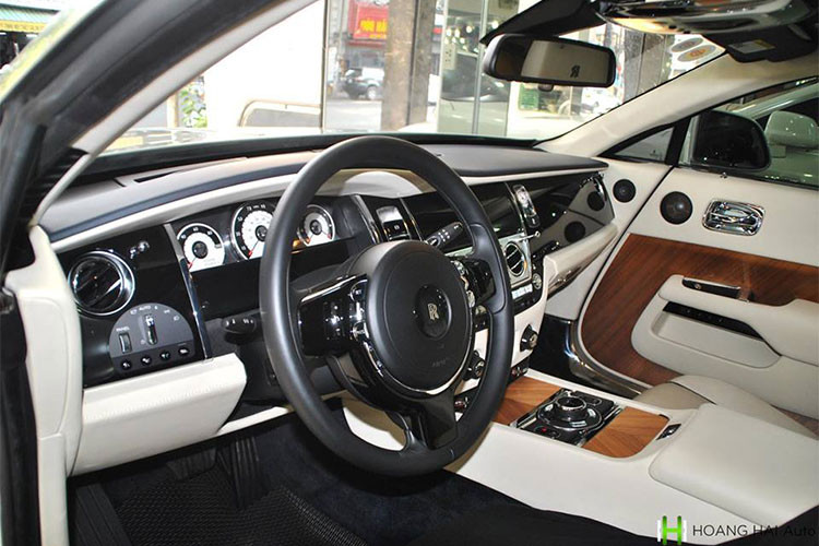 Phát triển từ cơ sở gầm bệ của mẫu Ghost, nhưng Wraith đã được Rolls-Royce hiệu chỉnh hệ thống treo để giảm tối đa độ vặn thân xe khi ôm cua, đồng thời chỉnh cho tay lái nặng hơn ở tốc độ cao, nhẹ hơn ở tốc độ thấp. Bên cạnh đó, Wraith có hệ thống vệ tinh hỗ trợ hộp số mới.