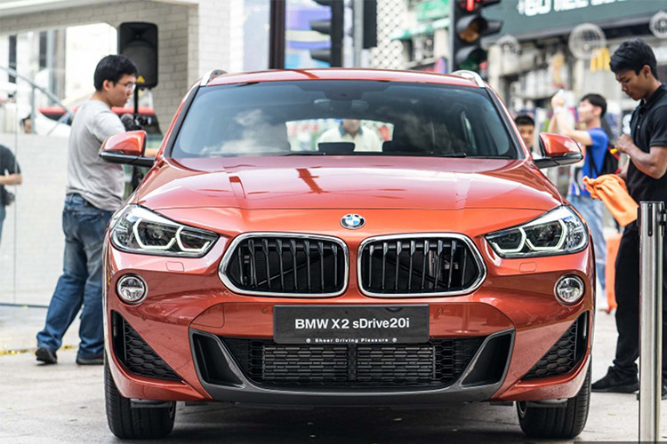 Sau 5 tháng kể từ khi BMW giới thiệu chiếc crossover X2. Mới đây, BMW X2 (F39) đã ra mắt lần đầu tiên tại khu vực Đông Nam Á, cụ thể là thị trường Malaysia. Tại đây mẫu xe crossover BMW X2 mới sẽ đượng trang bị gói trang bị thể thao M-Sport với một số thay đổi về ngoại thất.
