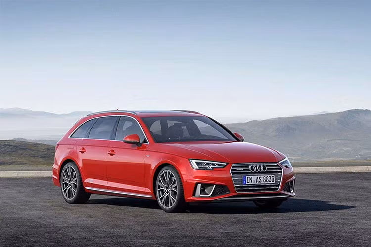 Về ngoại thất, hãng xe sang Đức đã tập trung thiết kế lại diện mạo của xe theo thiên hướng thể thao hơn, cùng với một số thay đổi nhẹ nhàng có thể.