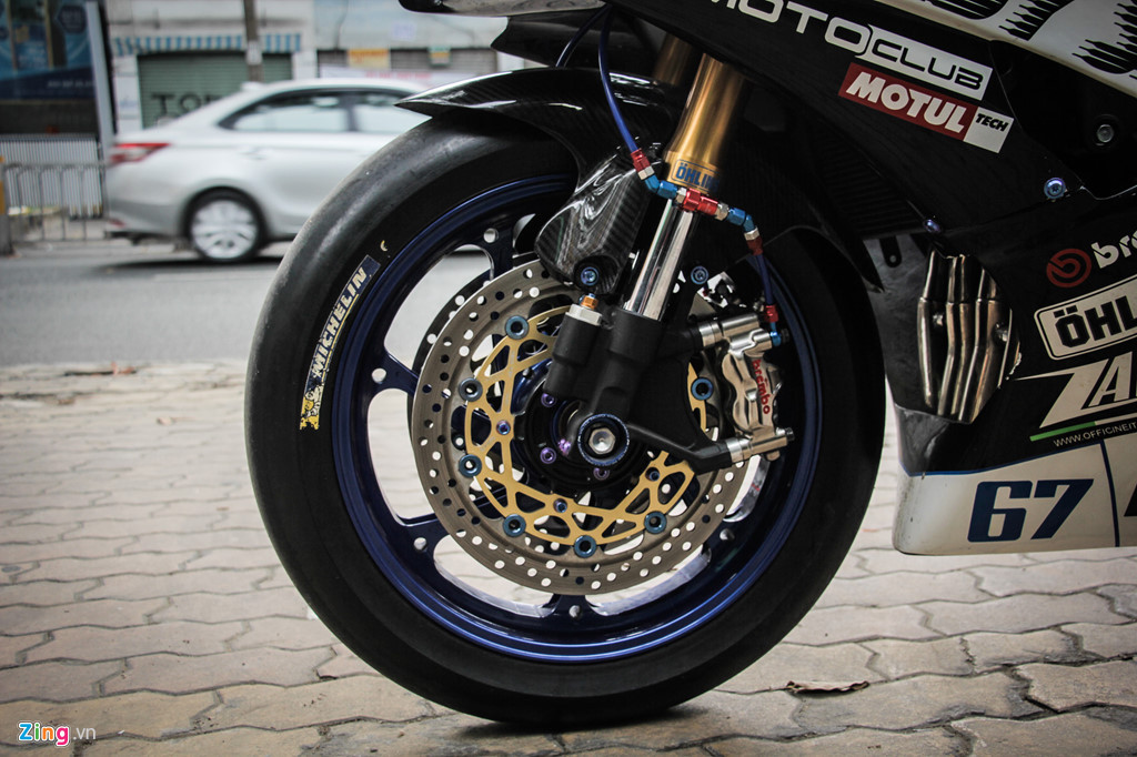 Hệ thống phanh trước là bộ đĩa phanh Brembo, kết hợp cùng kẹp phanh Brembo GP4RX 4-piston chịu nhiệt. Bộ đôi tay cùm và phanh đĩa Brembo sẽ giúp Yamaha R6 có khả năng hãm tốc cực tốt. Phía trước sử dụng cặp phuộc up side down.