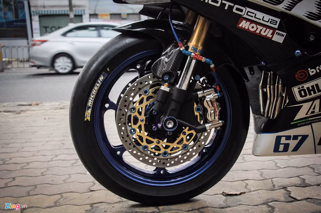 Hệ thống phanh trước là bộ đĩa phanh Brembo, kết hợp cùng kẹp phanh Brembo GP4RX 4-piston chịu nhiệt. Bộ đôi tay cùm và phanh đĩa Brembo sẽ giúp Yamaha R6 có khả năng hãm tốc cực tốt. Phía trước sử dụng cặp phuộc up side down.