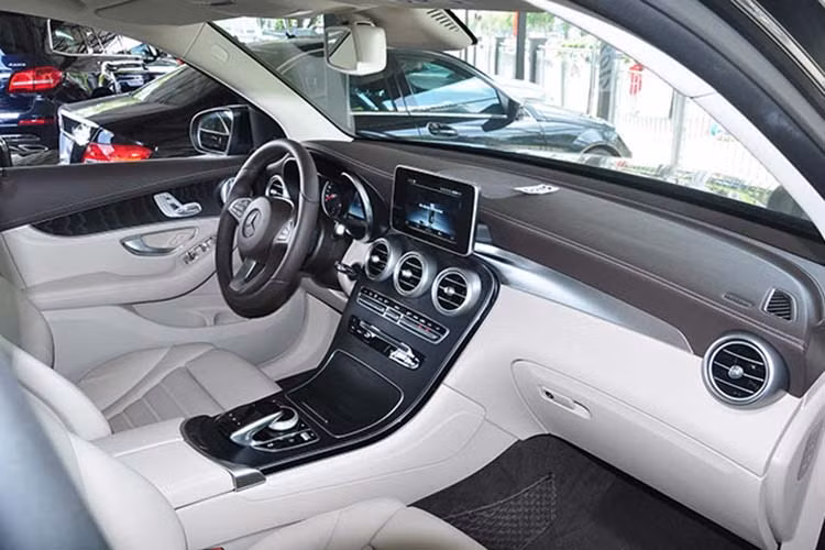 Trước trung vệ hiện đang chơi cho CLB Viettel này, thủ môn cùng tên là Bùi Tiến Dũng cũng đã được tặng một chiếc SUV sang Mercedes-Benz GLC. Thông tin về món quà giá trị này được tiết lộ ngay trước thời điểm diễn ra trận chung kết bóng đá nam Sea Games 30.