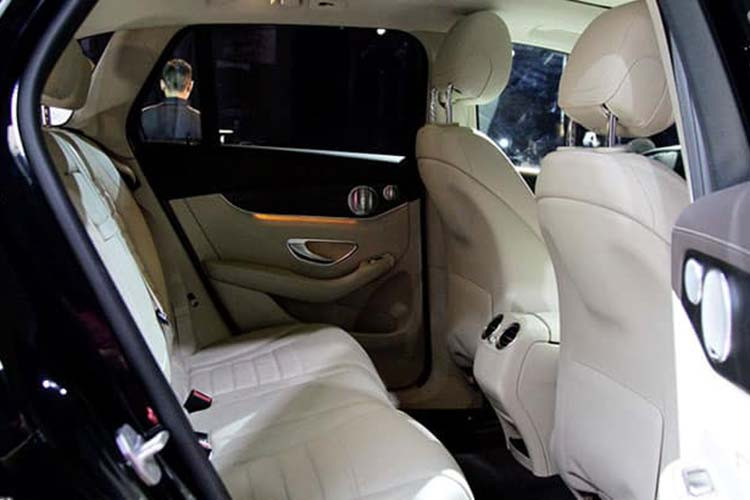 Ngoài ra, còn có một cầu thủ trẻ khác cũng đã tậu Mercedes-Benz GLC vào hồi cuối tháng 10 năm nay, đó là Duy Mạnh. Trung vệ tuyển Việt Nam đã cùng bạn gái đã sắm chiếc Mercedes-Benz GLC 300 giống như món quà mà Bùi Tiến Dũng tặng cho vợ.