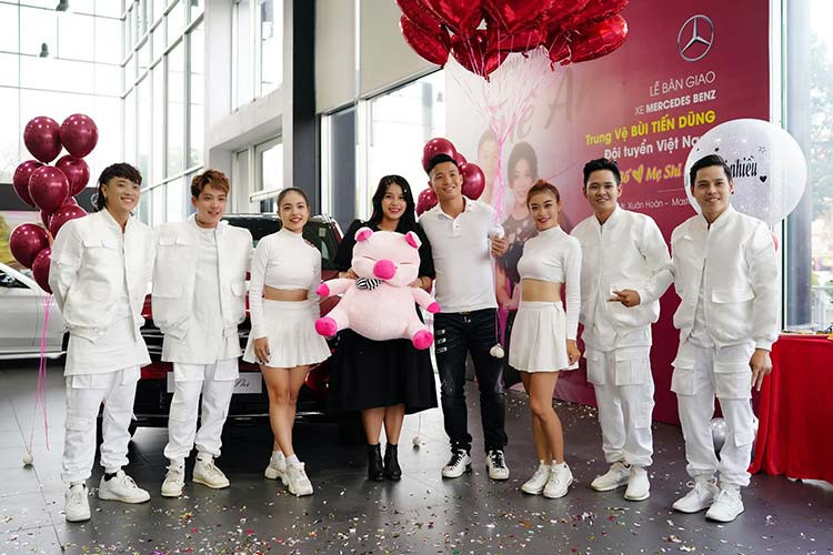 Mới đây, trung vệ Bùi Tiến Dũng của tuyển Việt Nam đã gây xôn xao khi tậu một chiếc xe sang Mercedes-Benz GLC "đập hộp" để tặng cho bà xã Khánh Linh. Trước đó khoảng gần 2 tháng, Khánh Linh đã sinh cho Tiến Dũng cô con gái đầu lòng với tên gọi ở nhà là bé Sushi.