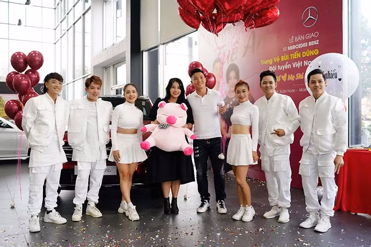 Mới đây, trung vệ Bùi Tiến Dũng của tuyển Việt Nam đã gây xôn xao khi tậu một chiếc xe sang Mercedes-Benz GLC "đập hộp" để tặng cho bà xã Khánh Linh. Trước đó khoảng gần 2 tháng, Khánh Linh đã sinh cho Tiến Dũng cô con gái đầu lòng với tên gọi ở nhà là bé Sushi.