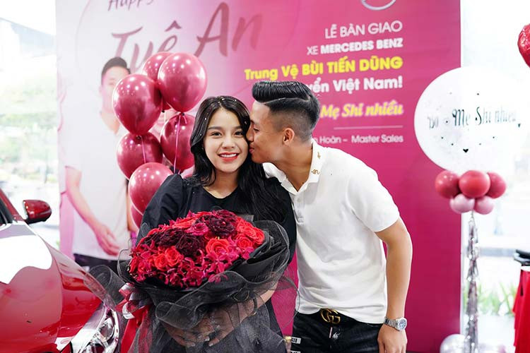 Có vẻ như Mercedes-Benz GLC hiện là dòng xe được khá nhiều người nổi tiếng ở Việt Nam lựa chọn như nam ca sỹ Ưng Hoàng Phúc, Hoàng Yến Chibi, nữ ca sỹ Phạm Quỳnh Anh hay Á hậu Trà Giang. Điều này cũng không có gì lạ vì Mercedes-Benz GLC hiện cũng là dòng xe chủ lực của thương hiệu ngôi sao 3 cánh tại thị trường Việt Nam.