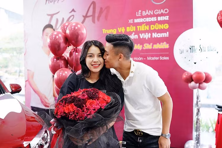 Có vẻ như Mercedes-Benz GLC hiện là dòng xe được khá nhiều người nổi tiếng ở Việt Nam lựa chọn như nam ca sỹ Ưng Hoàng Phúc, Hoàng Yến Chibi, nữ ca sỹ Phạm Quỳnh Anh hay Á hậu Trà Giang. Điều này cũng không có gì lạ vì Mercedes-Benz GLC hiện cũng là dòng xe chủ lực của thương hiệu ngôi sao 3 cánh tại thị trường Việt Nam.