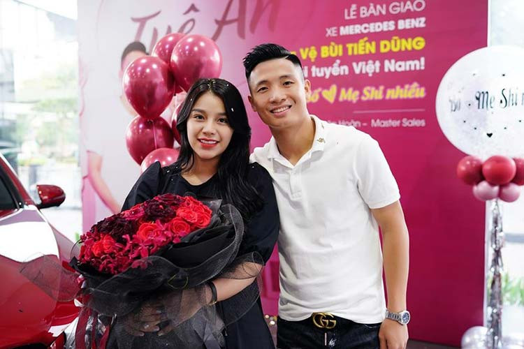 Chiếc SUV hạng sang Mercedes-Benz GLC 300 mà trung vệ Tiến Dũng tặng cho bà xã xinh đẹp được sơn màu đỏ bắt mắt. Bên trong xe là không gian nội thất bọc da màu đen sang trọng và thanh lịch.