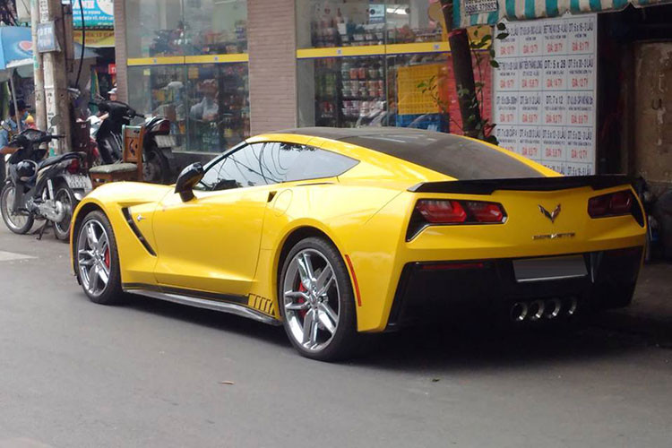 Corvette C7 Stingray được trang bị khối động cơ V8, dung tích 6.2 lít, sản sinh công suất tối đa 460 mã lực tại vòng tua máy 6.000 vòng phút và mô-men xoắn cực đại 630 Nm tại vòng tua 4.600 vòng phút. Động cơ kết hợp cùng hộp số tự động 7 cấp, nhờ đó xe chỉ mất khoảng thời gian 3,7 giây để tăng tốc lên 100 km/h từ vị trí xuất phát.
