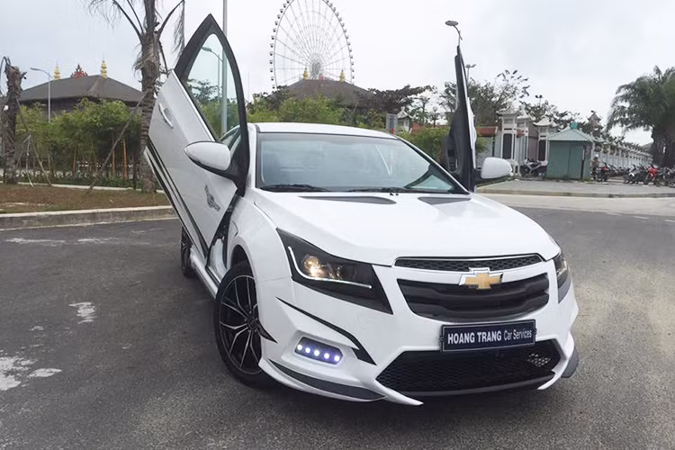 Và sau khoảng 10 ngày, chủ xe đã có được một chiếc Chevrolet Cruze độ ấn tượng. Chiếc xe đã được “lột xác” hoàn toàn so với kiểu dáng ban đầu. Điểm ấn tượng đầu tiên trên Chevrolet Cruze độ tại Đà Nẵng là sự kết hợp giữa hai mẫu độ ăn khách Herculet và Dark Night.