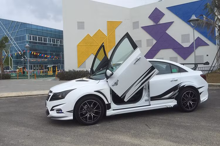 Sau chiếc Hyundai Veloster từng xuất hiện trước đây, một garage độ xe tại Đà Nẵng đã tiếp tục thực hiện ý tưởng táo bạo trên chiếc sedan giá rẻ Chevrolet Cruze 2016. Đây là mẫu xe nổi danh của Chủ tịch câu lạc bộ Cruze tại thành phố Đà Nẵng.