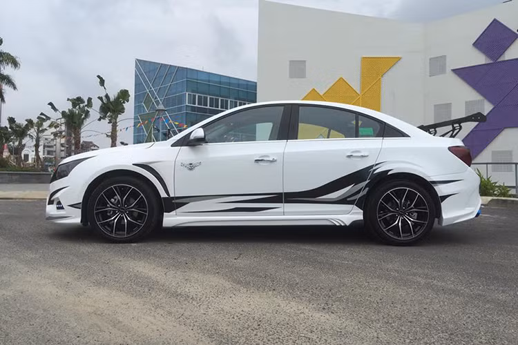 Tại thị trường Việt Nam, Chevrolet Cruze phiên bản nâng cấp mới nhất gồm LT – LTZ đi kèm với giá bán lần lượt là 589 triệu đồng và 699 triệu đồng. Bản LT sử dụng khối động cơ 1.6L DOHC với 4 xy-lanh, công suất 107 mã lực, mô-men xoắn cực đại 150 Nm, đi kèm hộp số sàn 5 cấp.