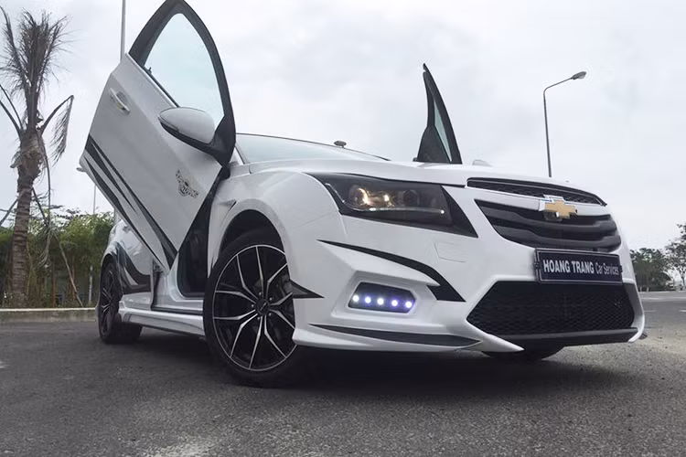  Được biết, ý tưởng độ này được mang kiểu dáng với đèn hậu lấy ý tưởng từ thiết kế của các xe Mercedes-Benz. rong khi đó, đèn pha phía trước lại mang "hồn" của Audi. Cửa xe được độ lại theo dạng cắt kéo của Lamborghini. Nắp capo Comusite.