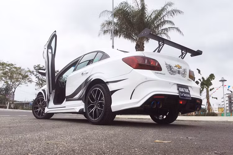 Phía sau của chiếc sedan này có thêm cánh gió thể thao đồng màu với cản sau. Chưa dừng lại ở đó, chủ nhân chiếc Chevrolet Cruze còn chi tiền để độ cặp ống xả PES, có thể đóng mở bằng Remote và chế độ Auto. Ngoài việc độ ngoại thất, bên trong chiếc xe không có nhiều thay đổi.