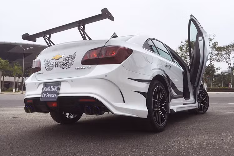 Để phù hợp với lớp áo mới đen trắng khá ngầu, chiếc xe đã được trang bị thêm bộ mâm 18 inch thay cho loại 16 inch nguyên bản của nhà sản xuất, đi kèm lốp 225/45R18 cho xe mạnh mẽ hơn. Được biết, quá trình độ chiếc xe này hết khoảng 10 ngày và chi phí cho qúa trình "biến hình" chiếc sedan mang phong cách siêu xe thể thao khoảng 70 triệu đồng