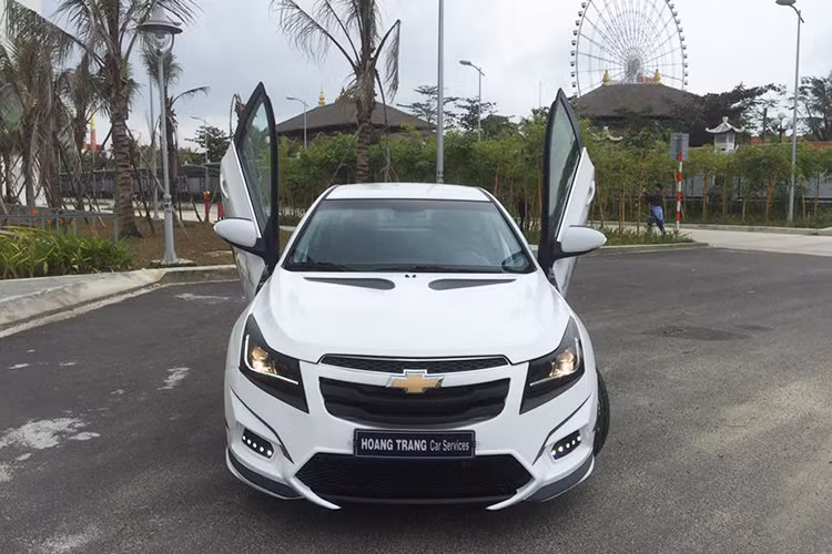 Chevrolet Cruze phiên bản LTZ sẽ sử dụng động cơ 1.8L DOHC ECOTEC với van biến thiên (Variable Valve Timing - VVT), công suất 139 mã lực, mô-men xoắn cực đại176 Nm, đi kèm hộp số tự động 6 cấp.