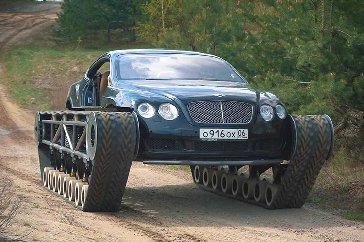 Nói một cách đơn giản, đây là một chiếc xe siêu sang Bentley Continental GT thế hệ thứ nhất với bánh xích thay vì bánh xe thông thường. Dự án độc đáo này đến từ những người mê xe ở AcademeG, một kênh YouTube với hơn 3,5 triệu người theo dõi.