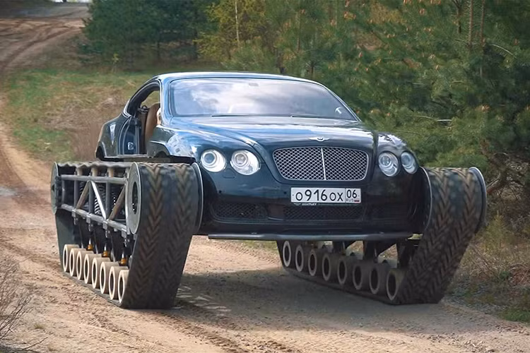 Nói một cách đơn giản, đây là một chiếc xe siêu sang Bentley Continental GT thế hệ thứ nhất với bánh xích thay vì bánh xe thông thường. Dự án độc đáo này đến từ những người mê xe ở AcademeG, một kênh YouTube với hơn 3,5 triệu người theo dõi.