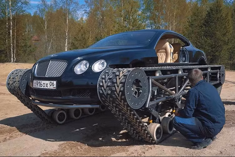 Và để quyết định hoàn thành ước mơ này thành hiện thực, một nhóm người Nga đã quyết định chế tạo nên một chiếc xe siêu sang Bentley Ultratank mang phong cách cực kỳ dị nhưng cũng đầy mạnh mẽ.